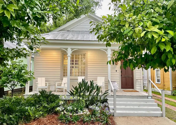 Elegance & Charm 27 Steps To Old Christ Church Holiday home