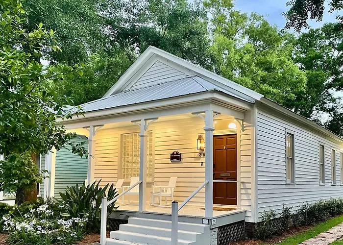Holiday home Elegance & Charm 27 Steps To Old Christ Church *