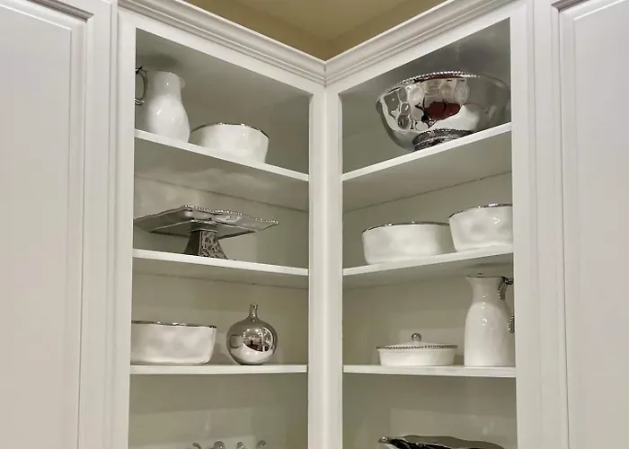 Elegance & Charm 27 Steps To Old Christ Church Holiday home *